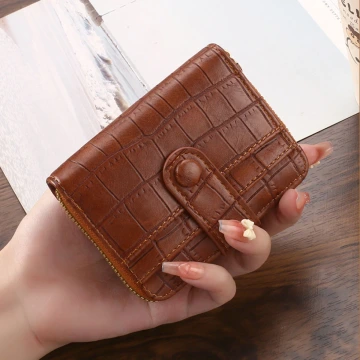 簡約鱷魚紋皮革×風琴卡夾×棕咖.avif