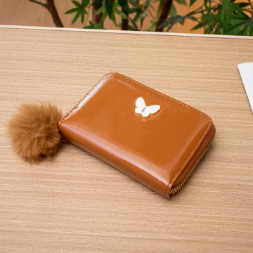 亮漆皮革白蝴蝶毛球×拉鍊短皮夾×棕咖.avif