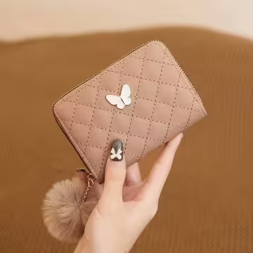 菱格紋白蝴蝶毛球×拉鍊短皮夾×卡其