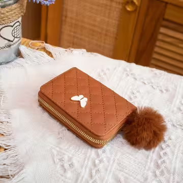 菱格紋白蝴蝶毛球×拉鍊短皮夾×棕咖
