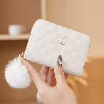菱格紋白蝴蝶毛球×拉鍊短皮夾×白色