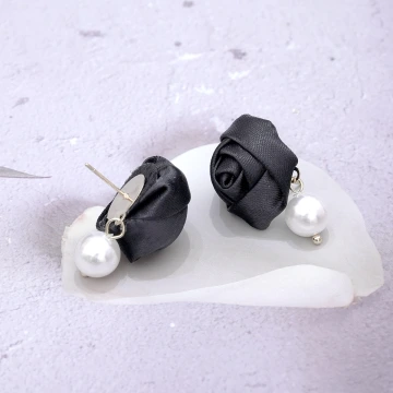 黑玫瑰珍珠×蚊香盤U型耳夾.avif