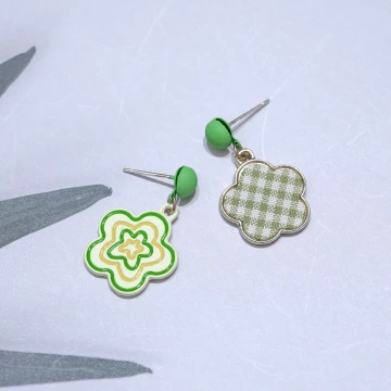 綠格小花×不對稱吊墜耳環.avif