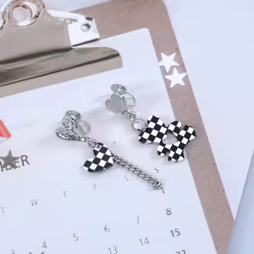 黑白格紋小熊愛心&times;不對稱蚊香盤U型耳夾