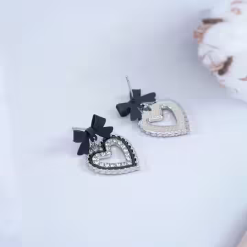 甜酷黑蝴蝶結愛心&times;吊墜耳環