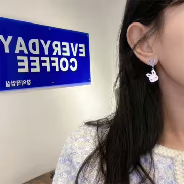 愛心棉花糖兔兔藍花&times;不對稱蚊香盤U型耳夾