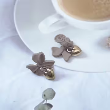 棕咖領結金色愛心&times;蚊香盤U型耳夾