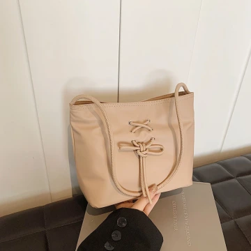 灰兔領結粉紅珠 ×不對稱三角耳夾.avif