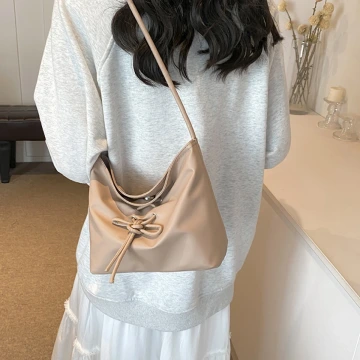 灰兔領結粉紅珠 ×不對稱三角耳夾.avif