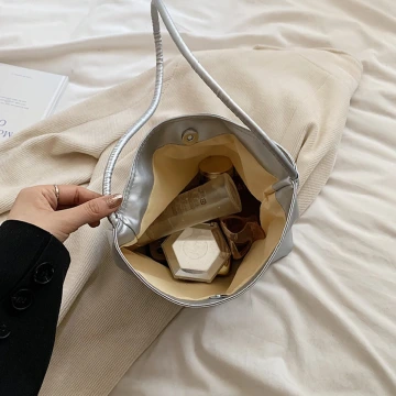 灰兔領結粉紅珠 ×不對稱三角耳夾.avif