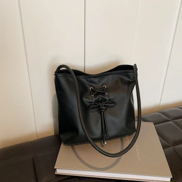 灰兔領結粉紅珠 ×不對稱三角耳夾.avif