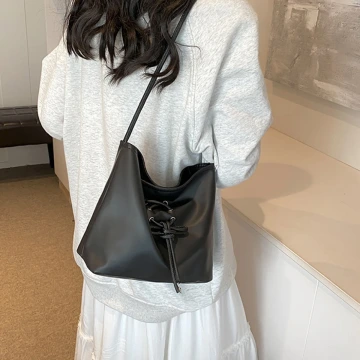 灰兔領結粉紅珠 ×不對稱三角耳夾.avif