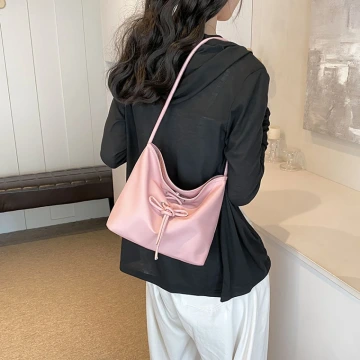 灰兔領結粉紅珠 ×不對稱三角耳夾.avif