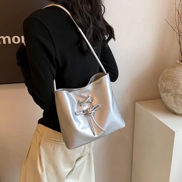 灰兔領結粉紅珠 ×不對稱三角耳夾.avif