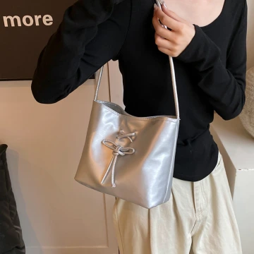 灰兔領結粉紅珠 ×不對稱三角耳夾.avif