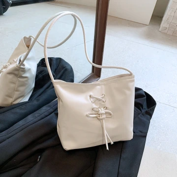 灰兔領結粉紅珠 ×不對稱三角耳夾.avif