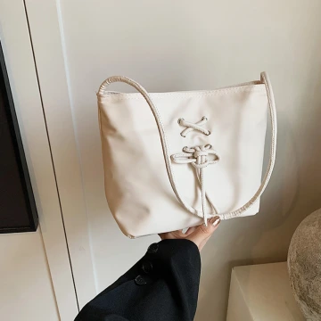 灰兔領結粉紅珠 ×不對稱三角耳夾.avif