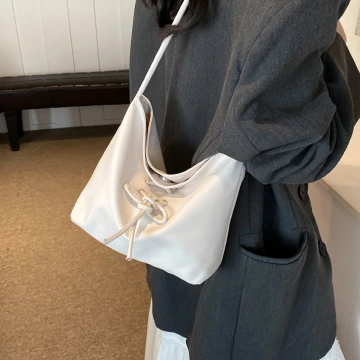 灰兔領結粉紅珠 ×不對稱三角耳夾.avif