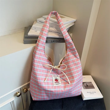 灰兔領結粉紅珠 ×不對稱三角耳夾.avif