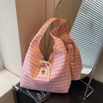 灰兔領結粉紅珠 ×不對稱三角耳夾.avif