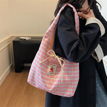 灰兔領結粉紅珠 ×不對稱三角耳夾.avif