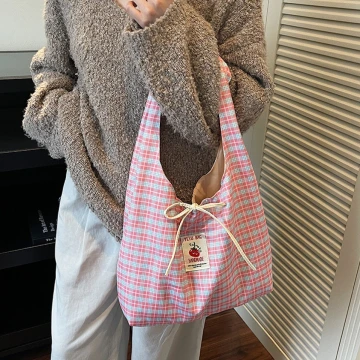 灰兔領結粉紅珠 ×不對稱三角耳夾.avif