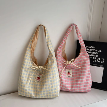 灰兔領結粉紅珠 ×不對稱三角耳夾.avif