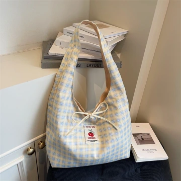 灰兔領結粉紅珠 ×不對稱三角耳夾.avif