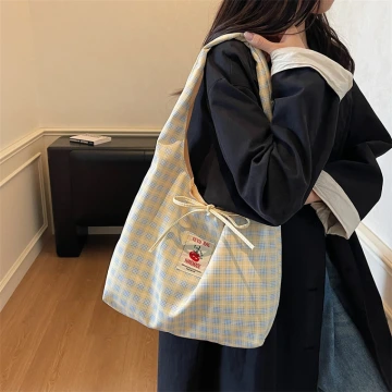 灰兔領結粉紅珠 ×不對稱三角耳夾.avif