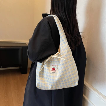 灰兔領結粉紅珠 ×不對稱三角耳夾.avif