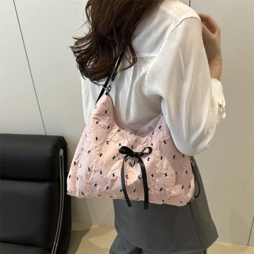 灰兔領結粉紅珠 ×不對稱三角耳夾.avif