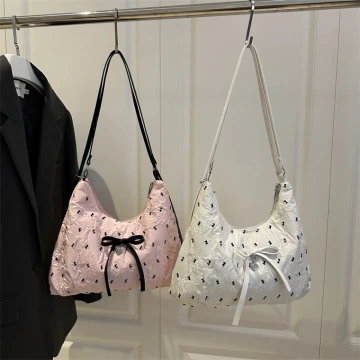 灰兔領結粉紅珠 ×不對稱三角耳夾.avif