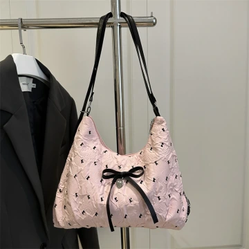 灰兔領結粉紅珠 ×不對稱三角耳夾.avif