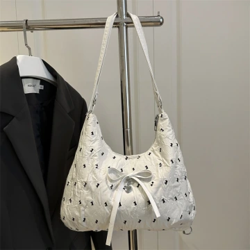 灰兔領結粉紅珠 ×不對稱三角耳夾.avif