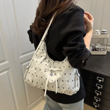 灰兔領結粉紅珠 ×不對稱三角耳夾.avif