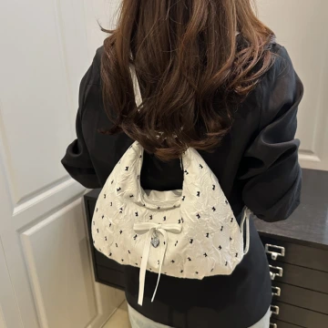 灰兔領結粉紅珠 ×不對稱三角耳夾.avif