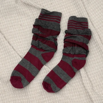 雙層條紋假兩件&times;中筒襪&times;紅灰.avif