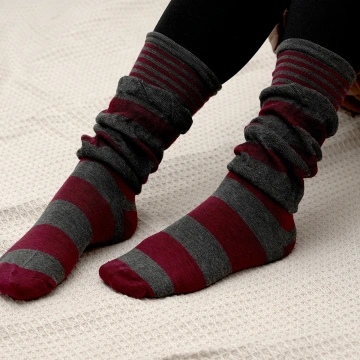 雙層條紋假兩件&times;中筒襪&times;紅灰.avif