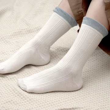 荷葉邊素面&times;中筒襪&times;四雙套件襪子組.avif