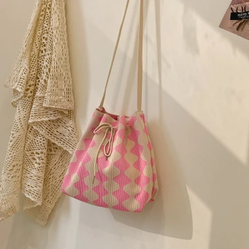 愛心針織水桶包&times;束口斜背包&times;黑色.avif