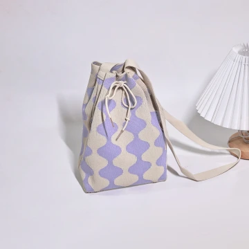 條紋拼接鏤空針織&times;肩背包&times;黑色.avif