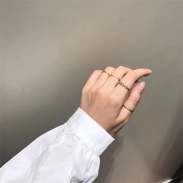 三顆珍珠波紋麻花&times;五套件戒指組&times;銀色.avif