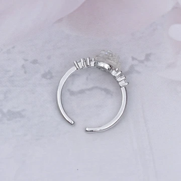 立體白玫瑰&times;耳環.avif