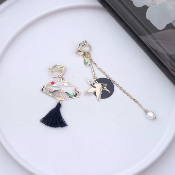 墨染仙鶴&times;不對稱吊墜耳環.avif