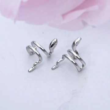 小熊愛吃櫻桃&times;不對稱吊墜耳環 .avif