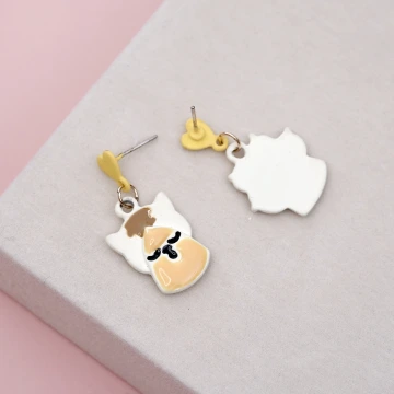 白兔毛線蝴蝶結圓球&times;不對稱吊墜耳環.avif