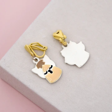 白兔毛線蝴蝶結圓球&times;不對稱吊墜耳環.avif