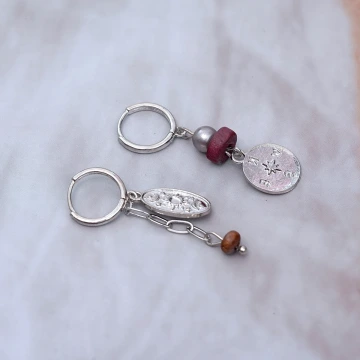 梅映紅扇&times;不對稱吊墜耳環.avif