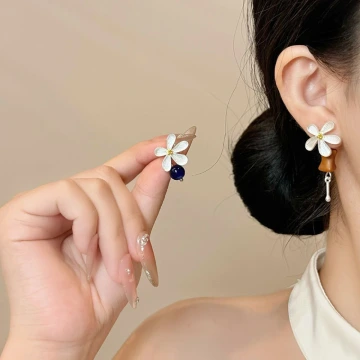 小清新黃雛菊&times;不對稱吊墜耳環.avif